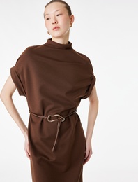 Düşük Omuz Kap Kol Hafif Dik Yaka Kemerli Midi Elbise