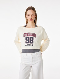 Rahat Kalıp Uzun Kollu Boyundan Bağlama Detaylı Crop Baskılı Sweatshirt