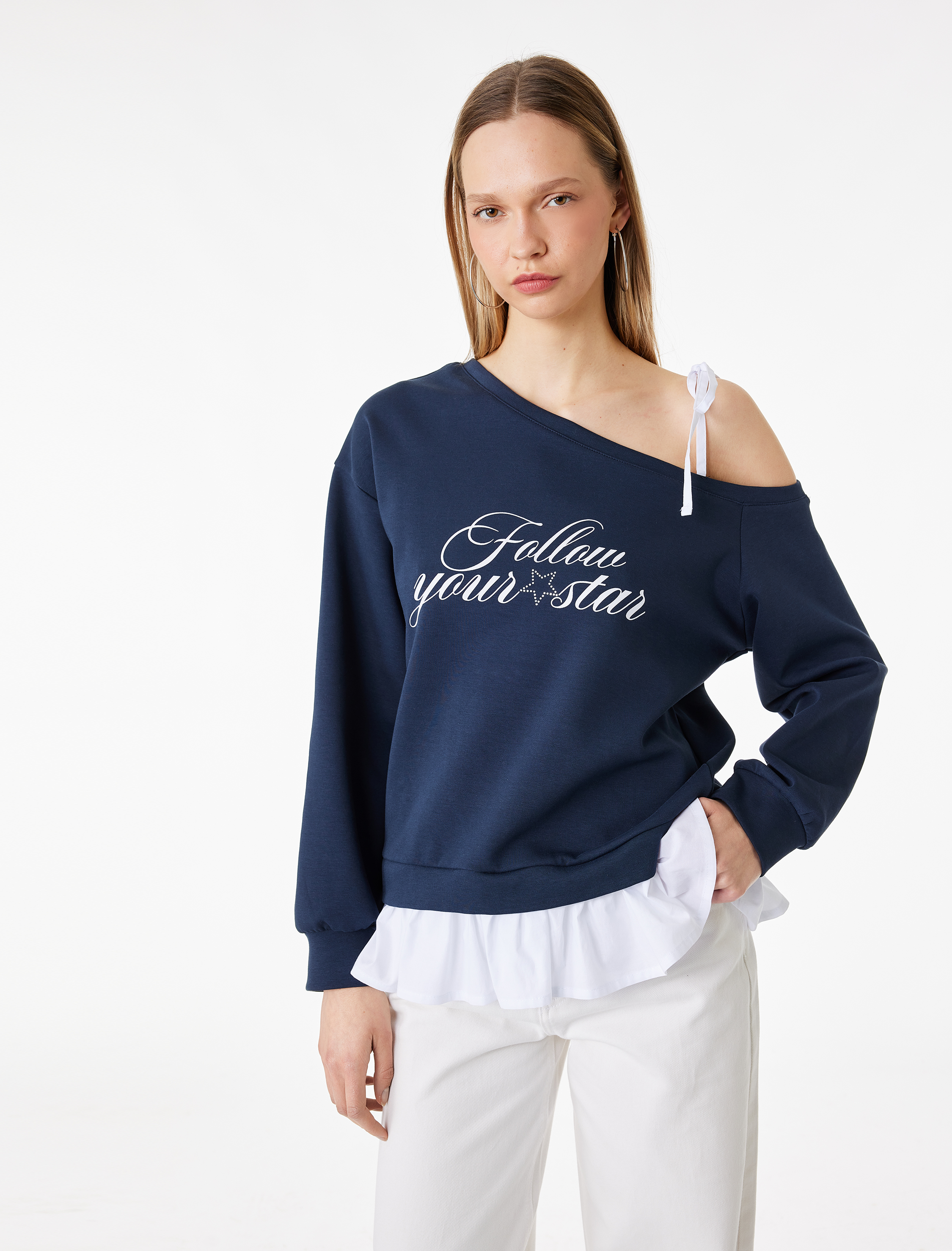   Fiyonk Detaylı Pamuklu Uzun Kollu Asimetrik Yaka Baskılı Sweatshirt