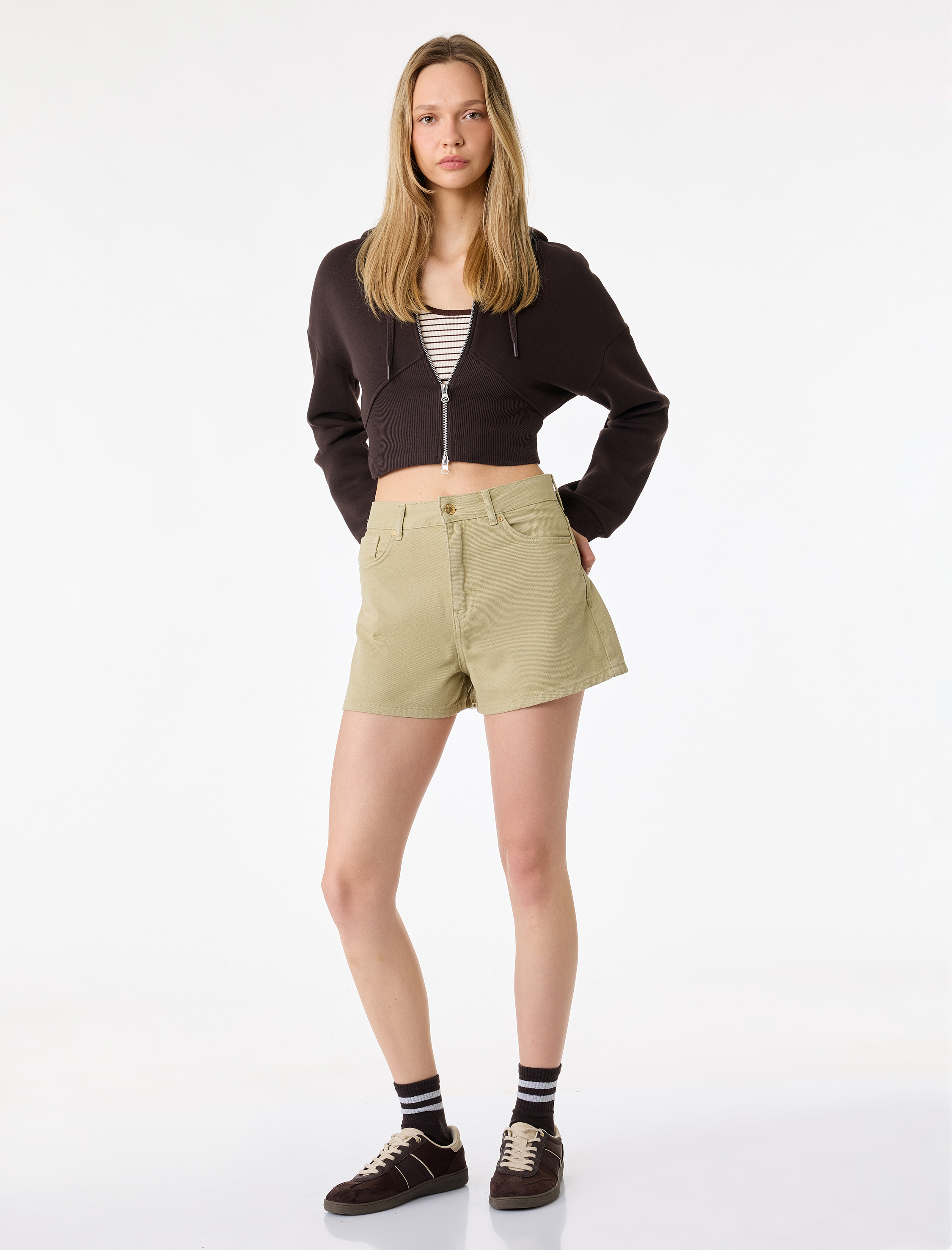   Pamuklu Düğmeli Beş Cepli Rahat Kalıp Mini Şort