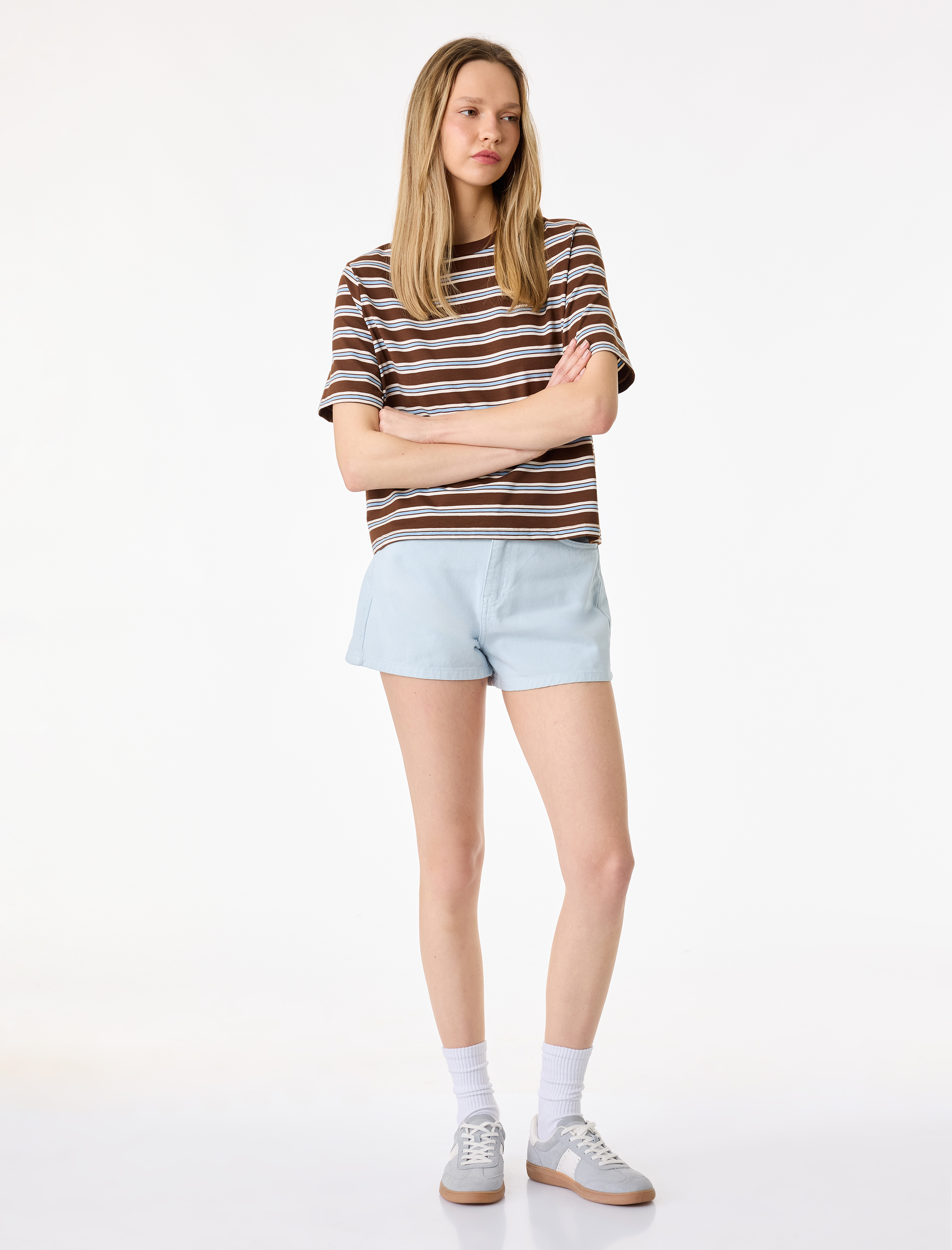   Pamuklu Düğmeli Beş Cepli Rahat Kalıp Mini Şort