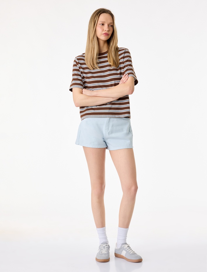  Pamuklu Düğmeli Beş Cepli Rahat Kalıp Mini Şort