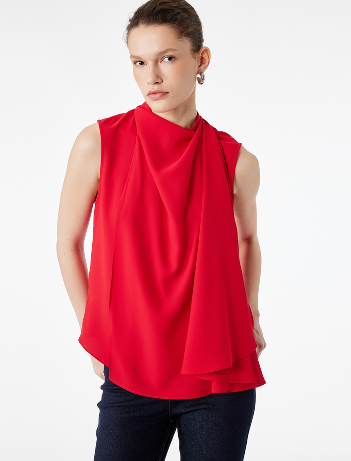  Dik Yaka Kumaş Detaylı Kolsuz Bluz