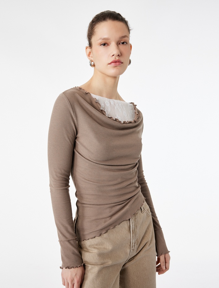  Slim Fit Uzun Kollu Asimetrik Kesim Dantel Detaylı Fırfırlı Dökümlü Kayık Yaka Fitilli Bluz