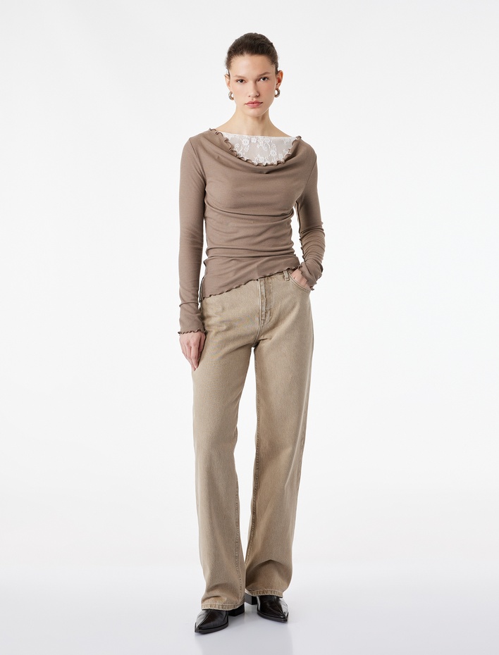  Slim Fit Uzun Kollu Asimetrik Kesim Dantel Detaylı Fırfırlı Dökümlü Kayık Yaka Fitilli Bluz