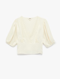Slim Fit Dantel Detaylı Kısa Balon Kollu V Yaka Saten Crop Bluz
