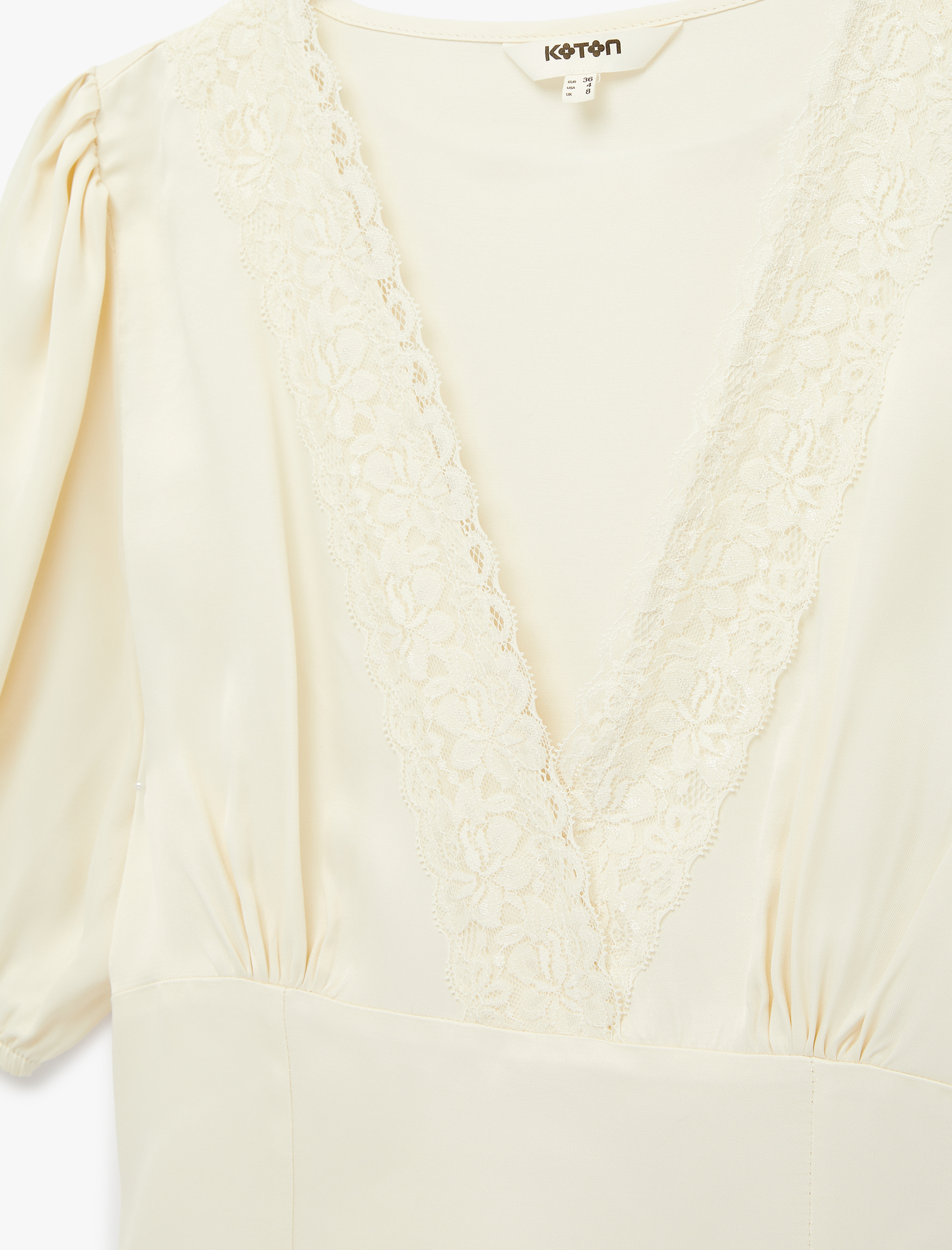   Slim Fit Dantel Detaylı Kısa Balon Kollu V Yaka Saten Crop Bluz