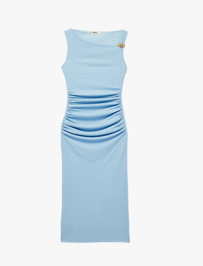  Asimetrik Yaka Metal Aksesuarlı Kolsuz Drapeli Bodycon Maxi Elbise