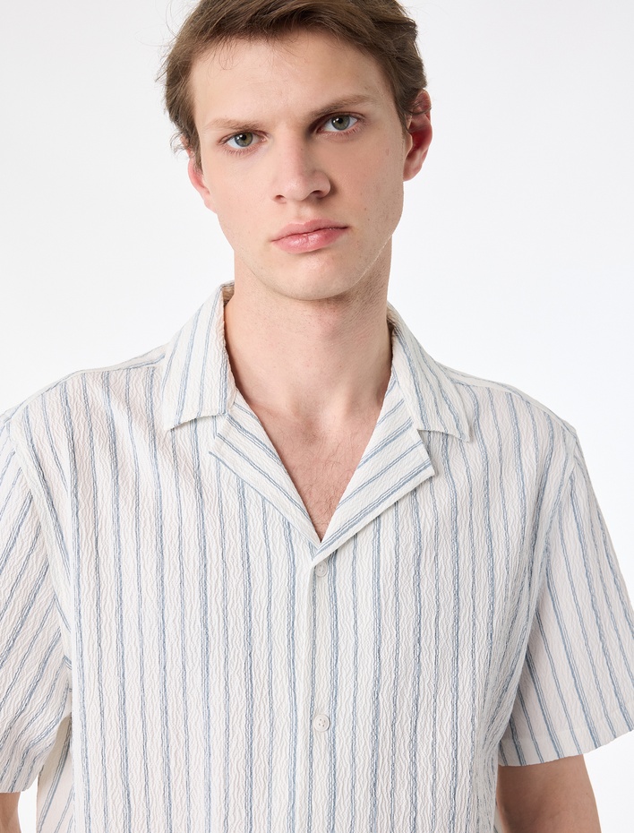  Regular Fit Kısa Kollu Devrik Yaka Çizgili Gömlek