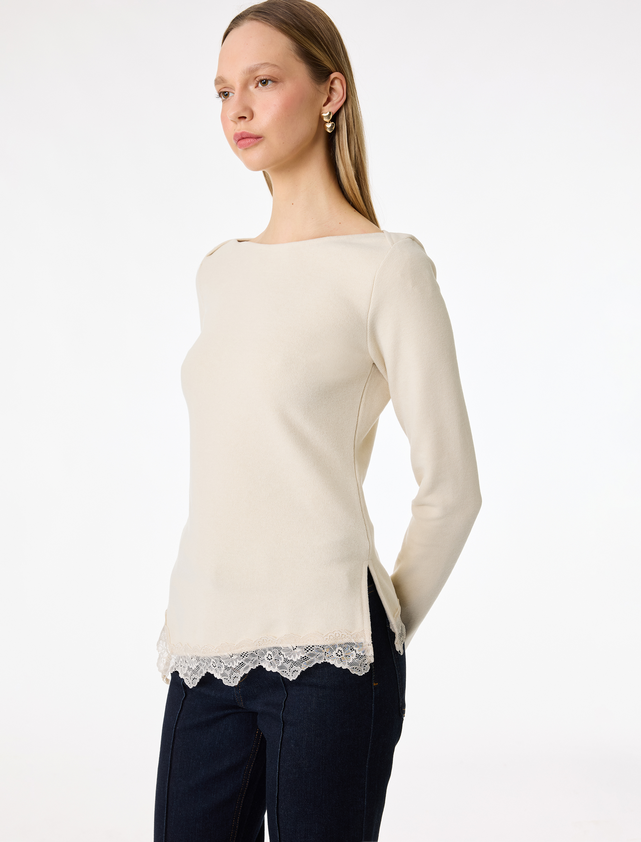   Dantel Detaylı Asimetrik Kesim Kayık Yaka Uzun Kollu Tişört