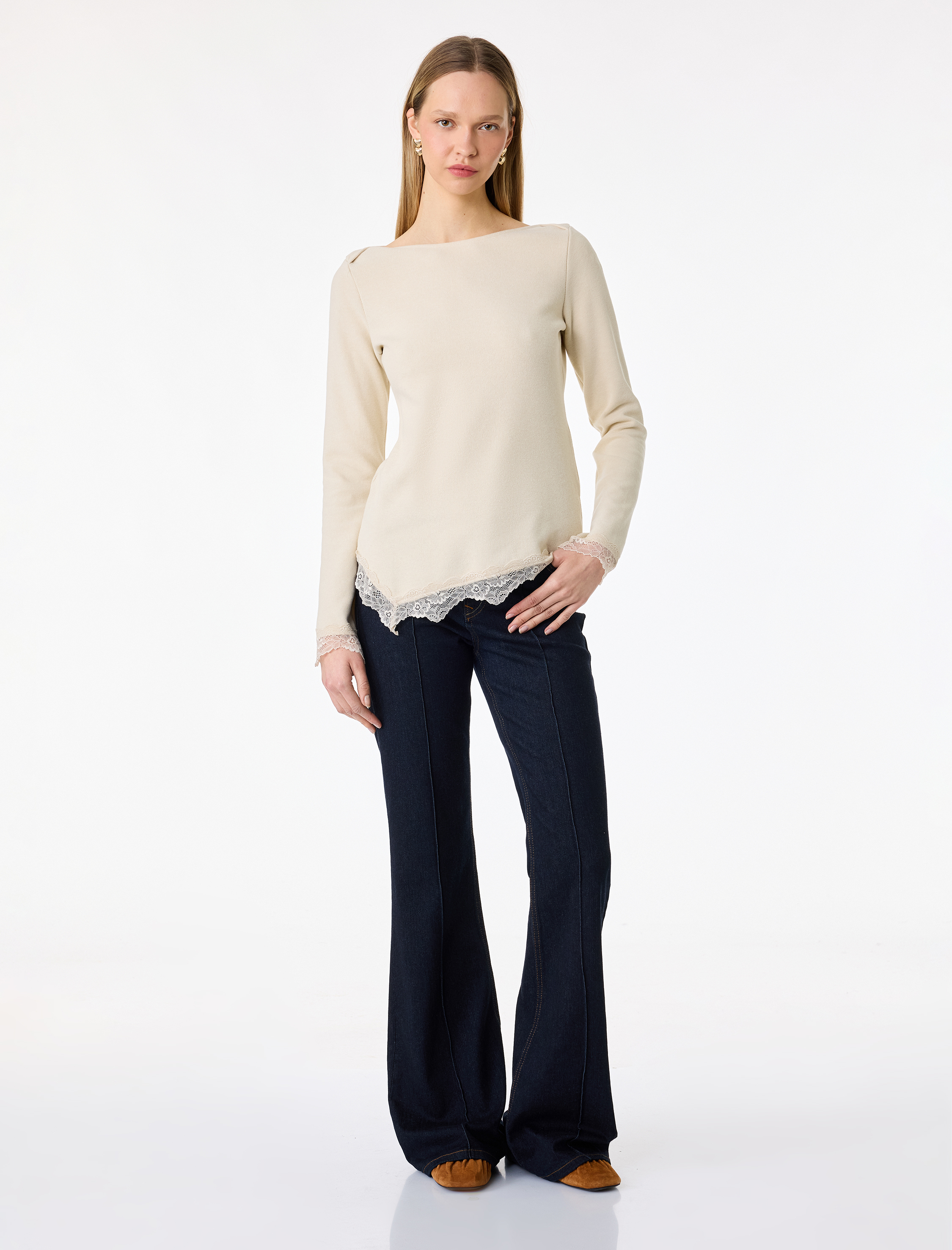   Dantel Detaylı Asimetrik Kesim Kayık Yaka Uzun Kollu Tişört