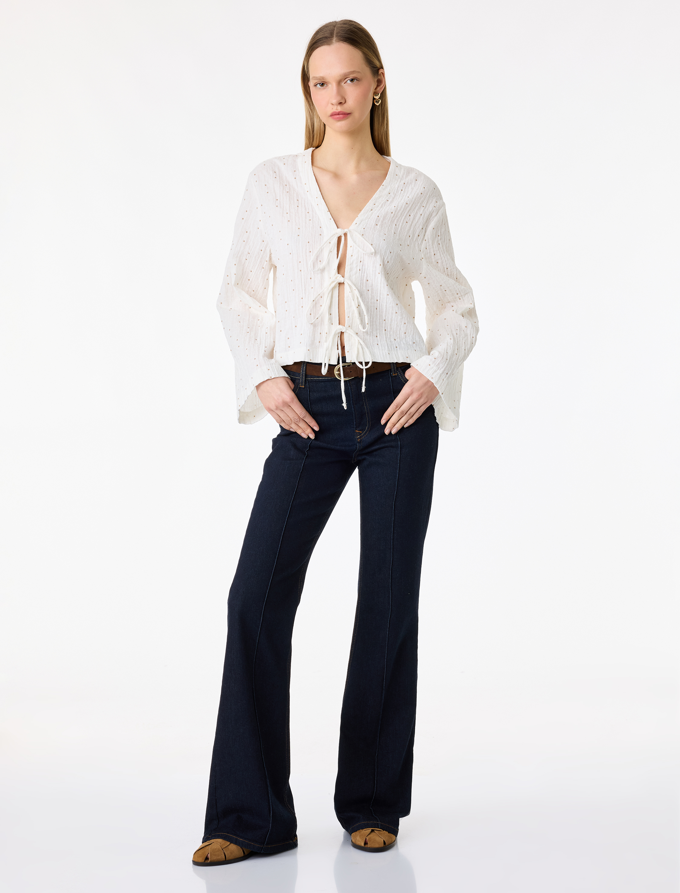   Pamuklu Uzun Kollu V Yaka Bağlamalı Fiyonk Detaylı Bluz