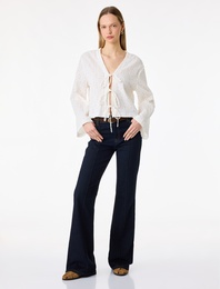 Pamuklu Uzun Kollu V Yaka Bağlamalı Fiyonk Detaylı Bluz