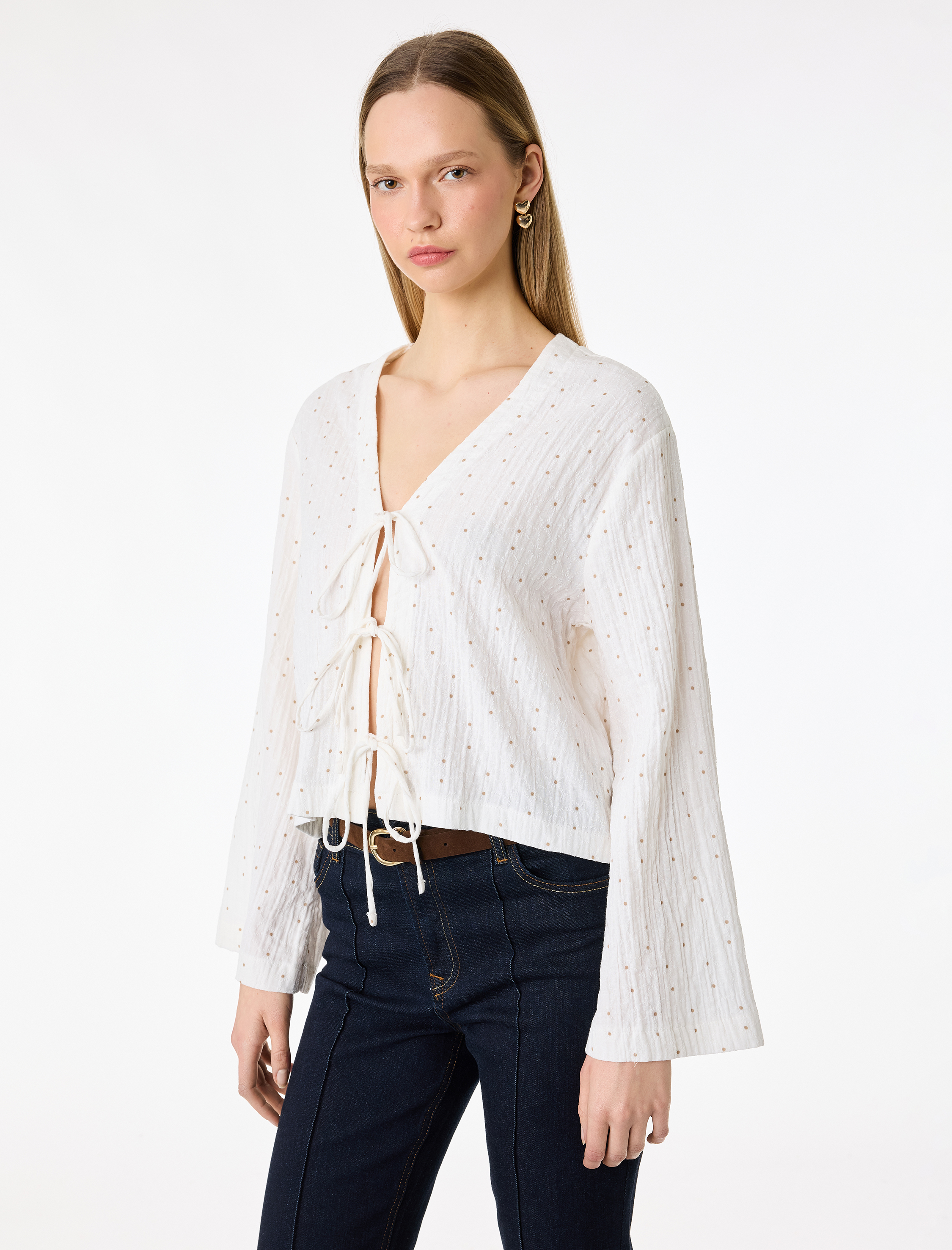   Pamuklu Uzun Kollu V Yaka Bağlamalı Fiyonk Detaylı Bluz