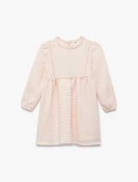 Uzun Kollu Dantel Detaylı Pileli Bebe Yaka Elbise