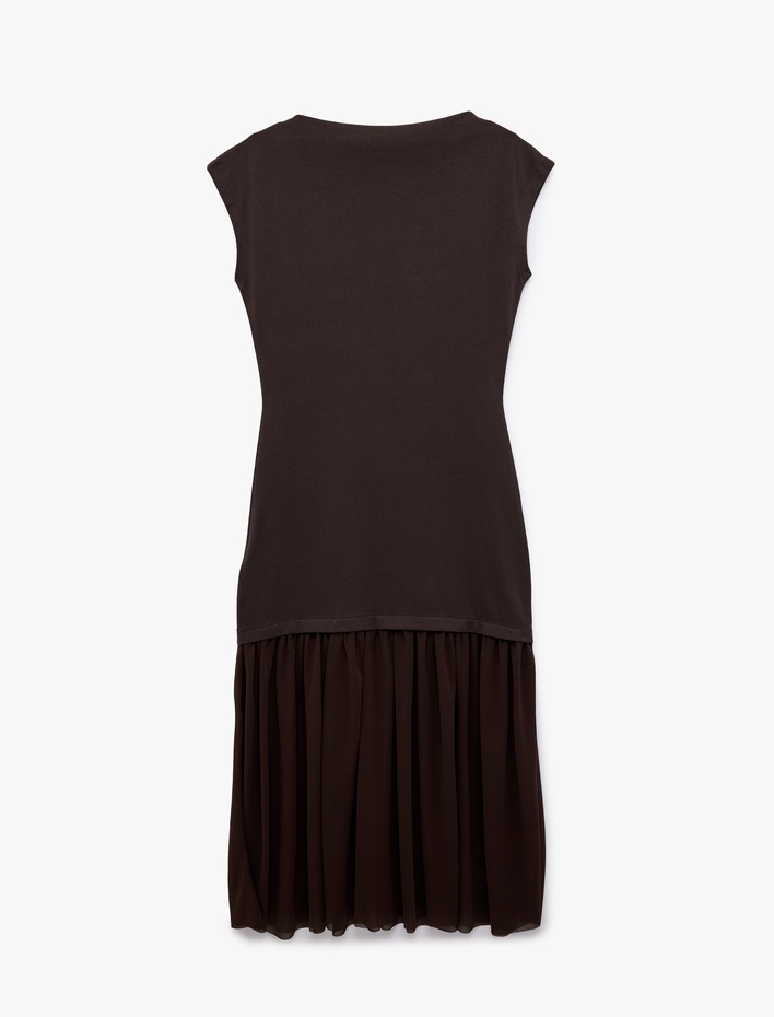  İki Farklı Kumaş Kullanımlı Tül Detaylı Kolsuz Yuvarlak Kayık Yaka Midi Elbise