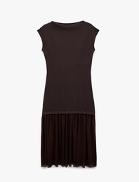 İki Farklı Kumaş Kullanımlı Tül Detaylı Kolsuz Yuvarlak Kayık Yaka Midi Elbise