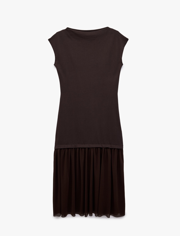  İki Farklı Kumaş Kullanımlı Tül Detaylı Kolsuz Yuvarlak Kayık Yaka Midi Elbise