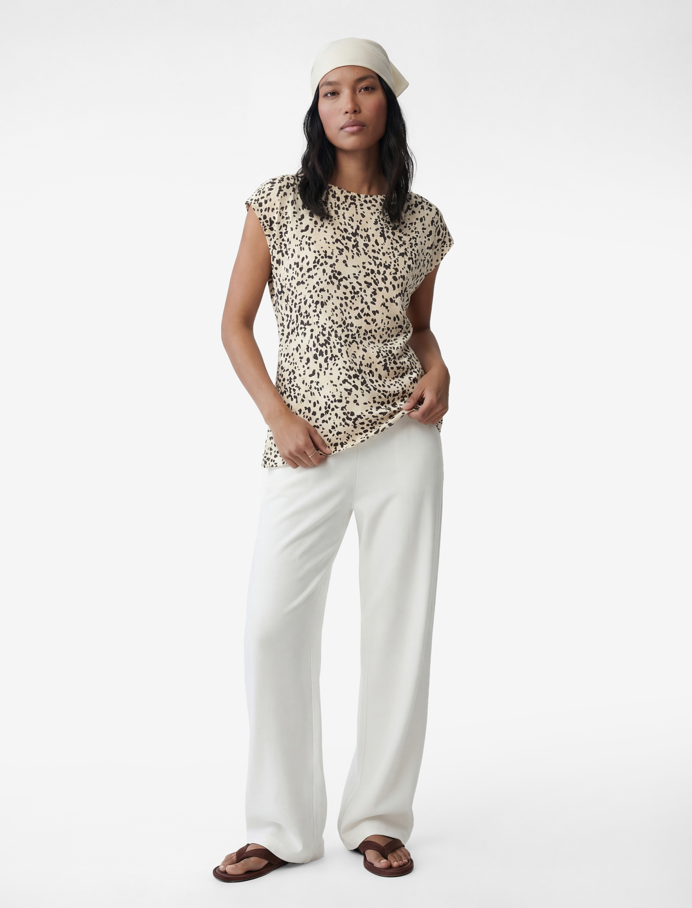   Drape Detaylı Kayık Yuvarlak Yaka Kolsuz Desenli Bluz