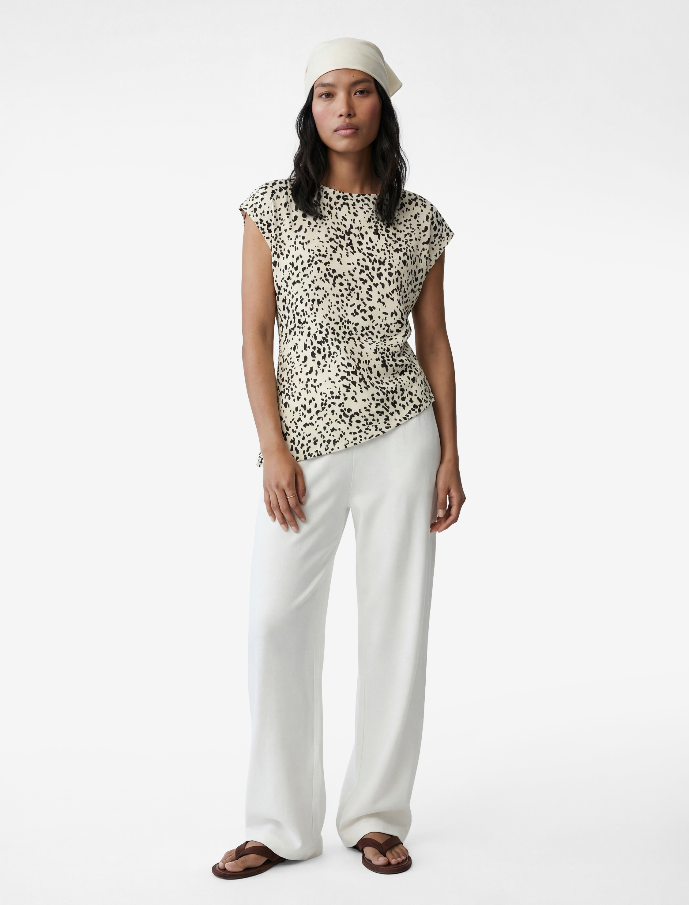   Drape Detaylı Kayık Yuvarlak Yaka Kolsuz Desenli Bluz