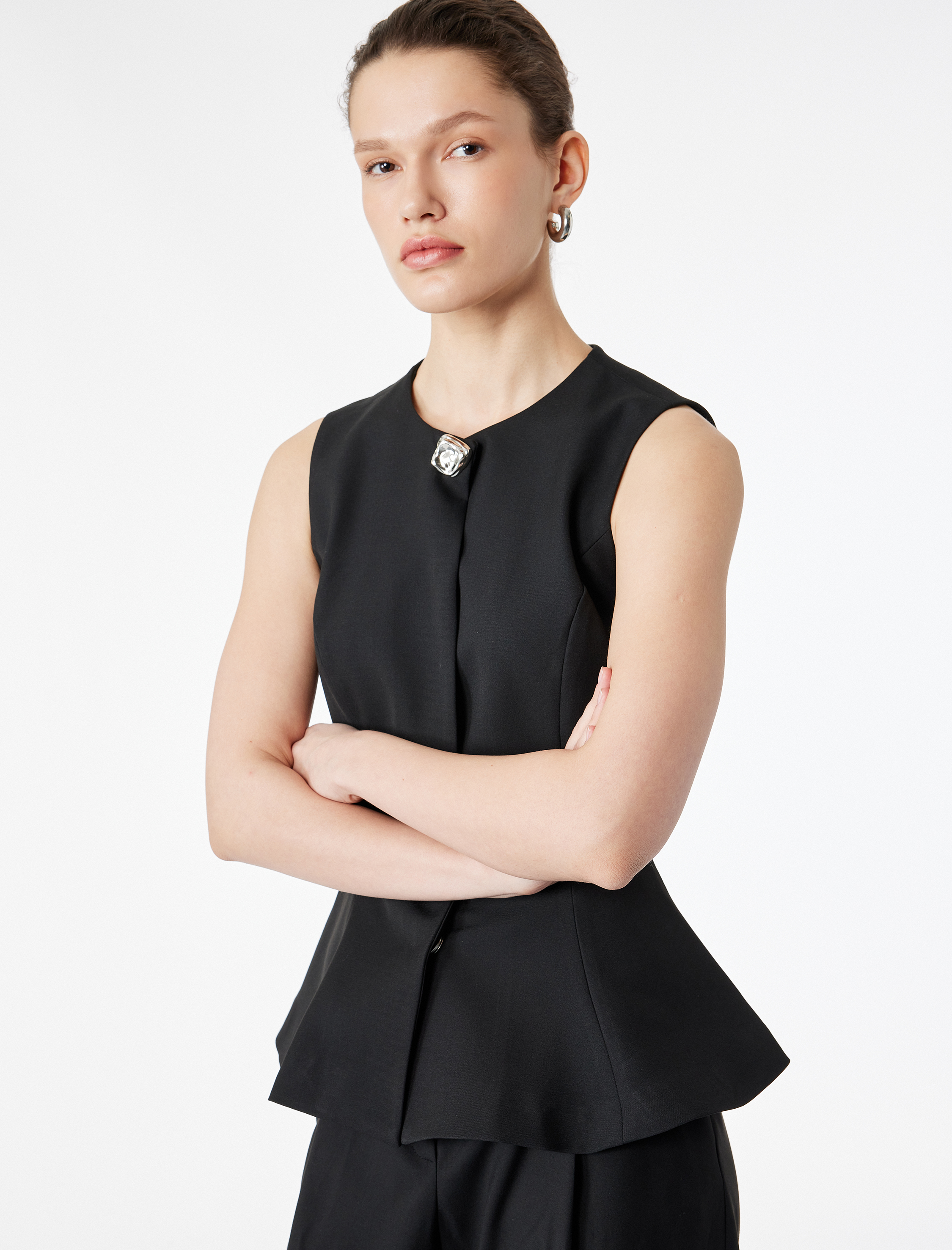   Viskon Karışımlı Metal Aksesuarlı Kolsuz Bisiklet Yaka Peplum Yelek