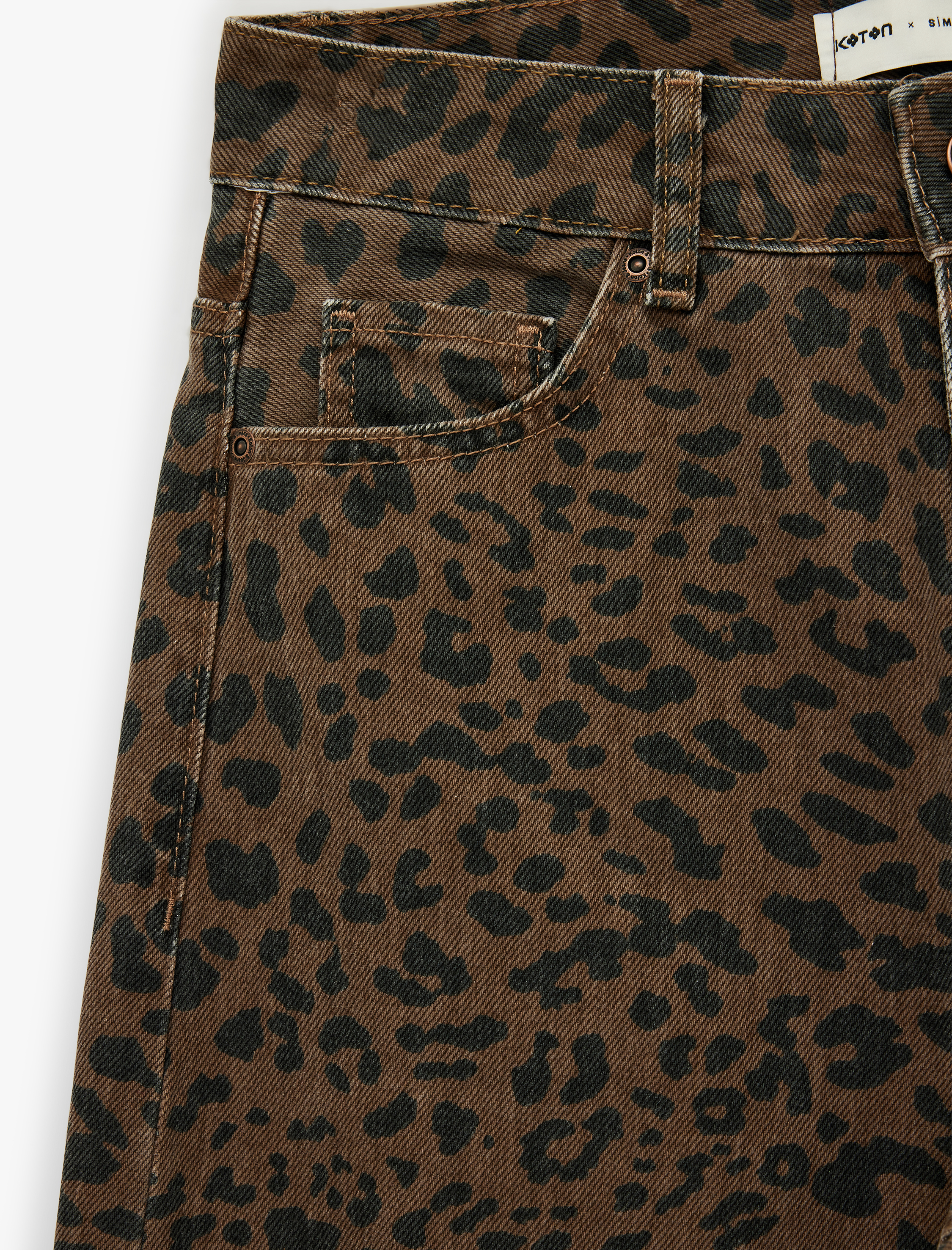   Koton X Sima Tarkan -  Pamuklu Düğmeli Cepli Bol Kalıp Leopar Desenli Jean Pantolon