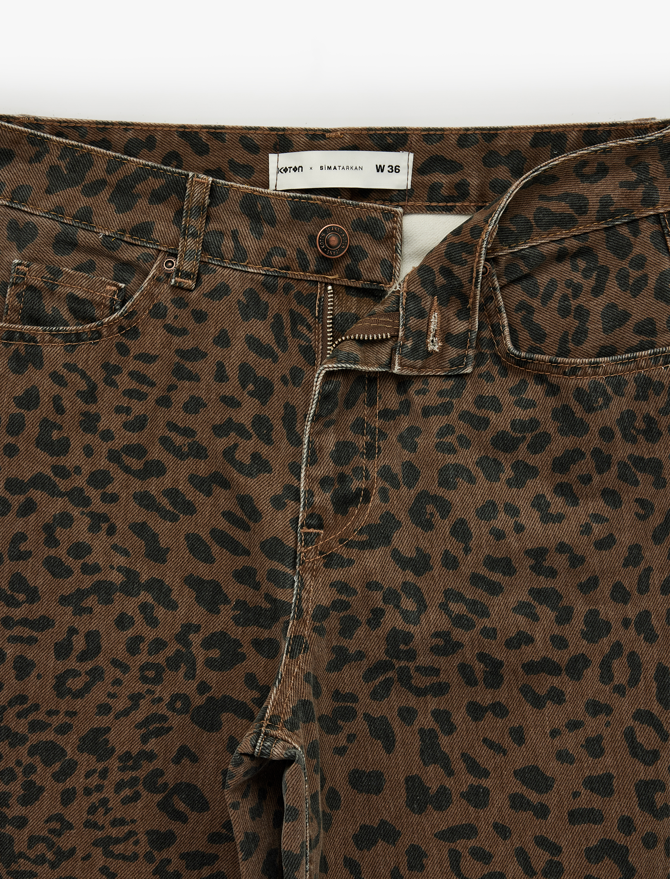   Koton X Sima Tarkan -  Pamuklu Düğmeli Cepli Bol Kalıp Leopar Desenli Jean Pantolon