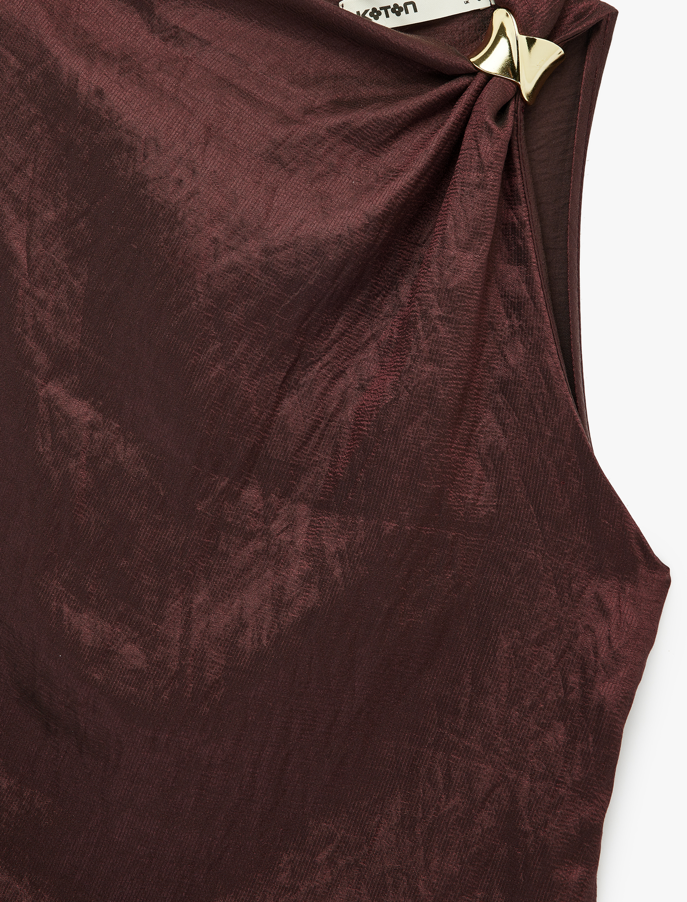   Metal Aksesuarlı Yuvarlak Kayık Yaka Kolsuz Dokulu Saten Bluz