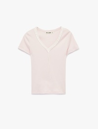 Slim Fit Kısa Kollu Dantel Detaylı Fiyonklu V Yaka Tişört