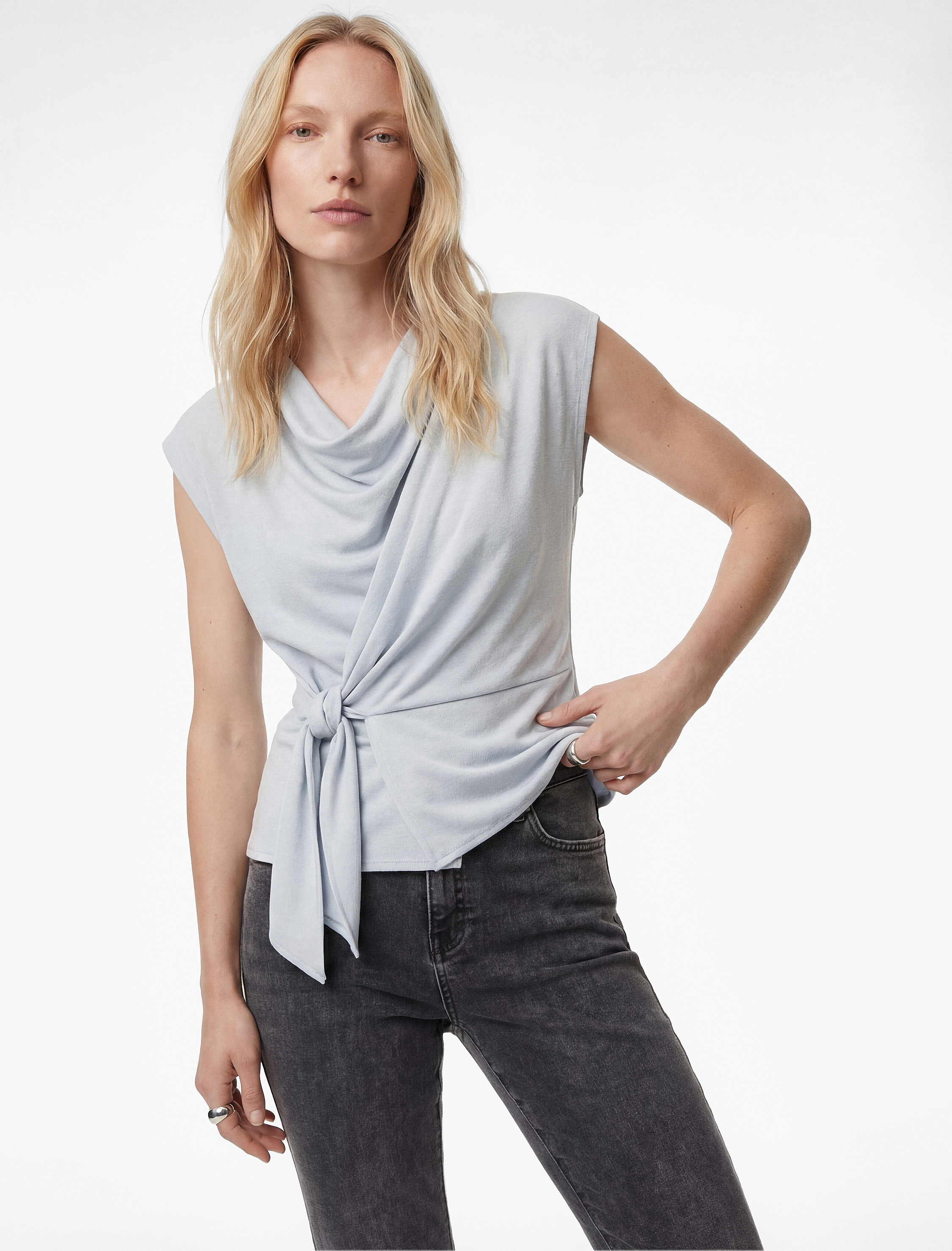   Dökümlü Yaka Kısa Kollu Düğüm Detaylı Parıltılı Simli Bluz