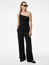 Asimetrik Tek Omuz Metal Aksesuarlı Kolsuz Bluz