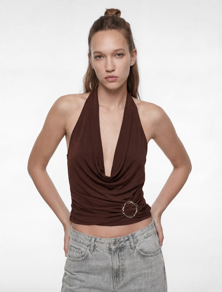  Metal Aksesuarlı Kolsuz Drapeli Degaje Yaka Bluz