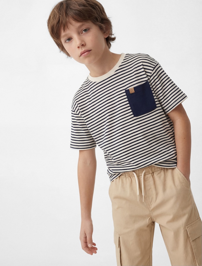 Erkek Çocuk Kısa Kollu Bisiklet Yaka Cep Detaylı Oversize Çizgili Tişört