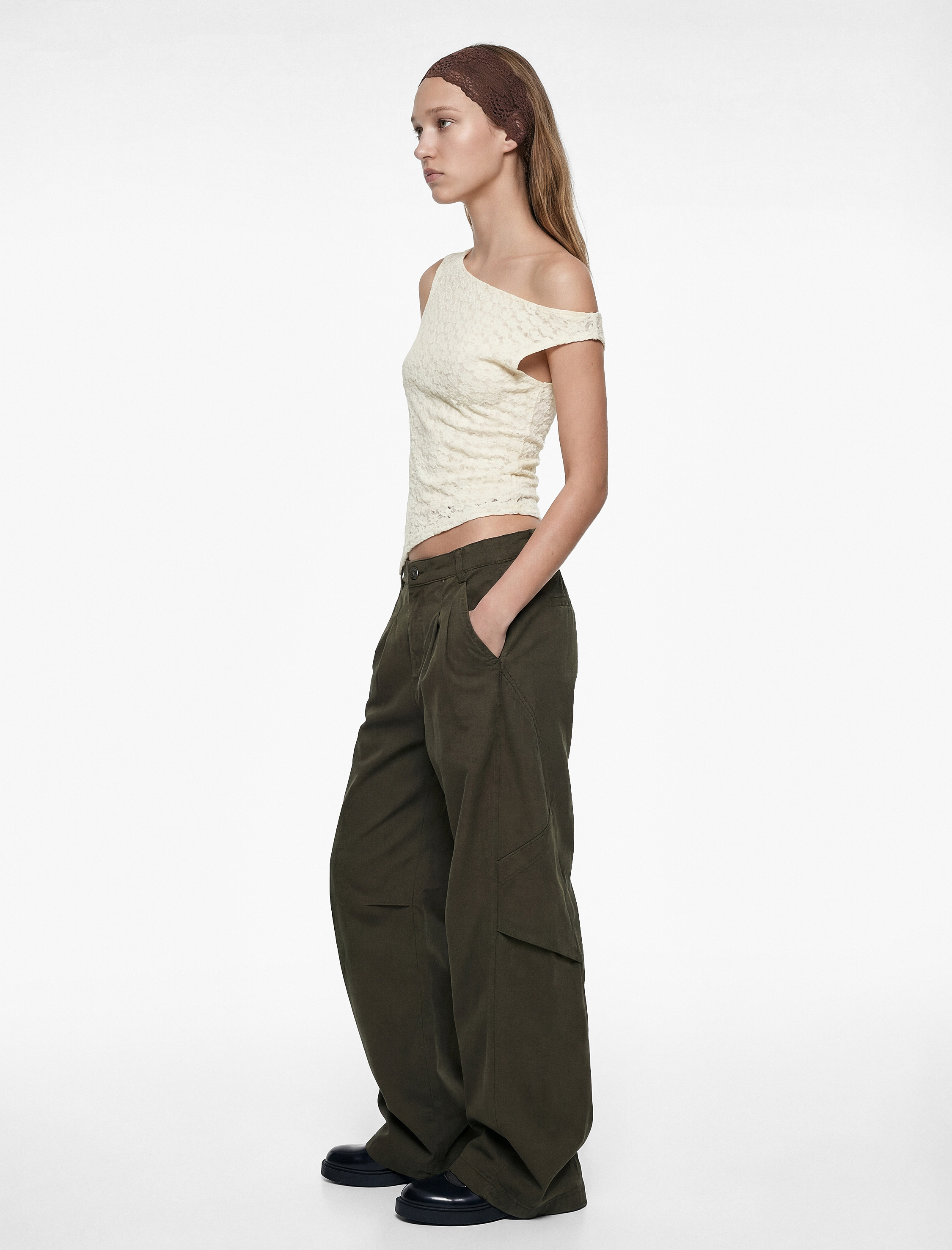   Slim Fit Asimetrik Kesim Kolsuz Kayık Yaka Dantel Bluz