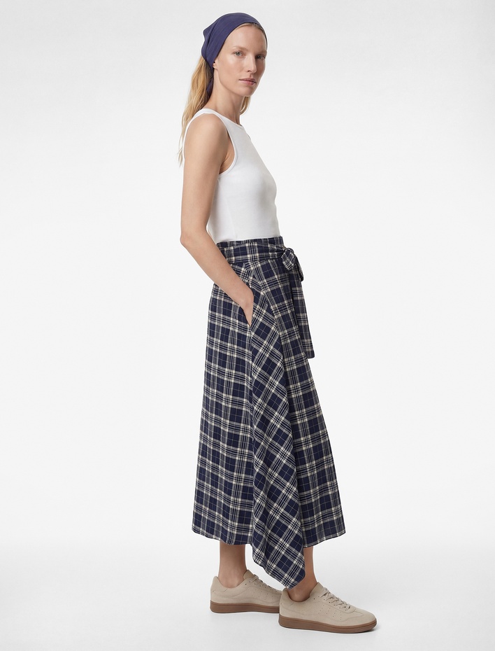  Pamuklu Slim Fit Kolsuz Kayık Yaka Bluz