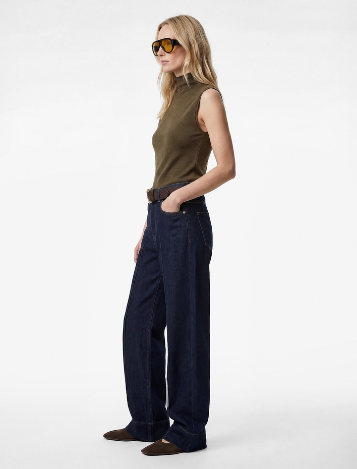  Slim Fit Dik Yaka Kolsuz Bluz