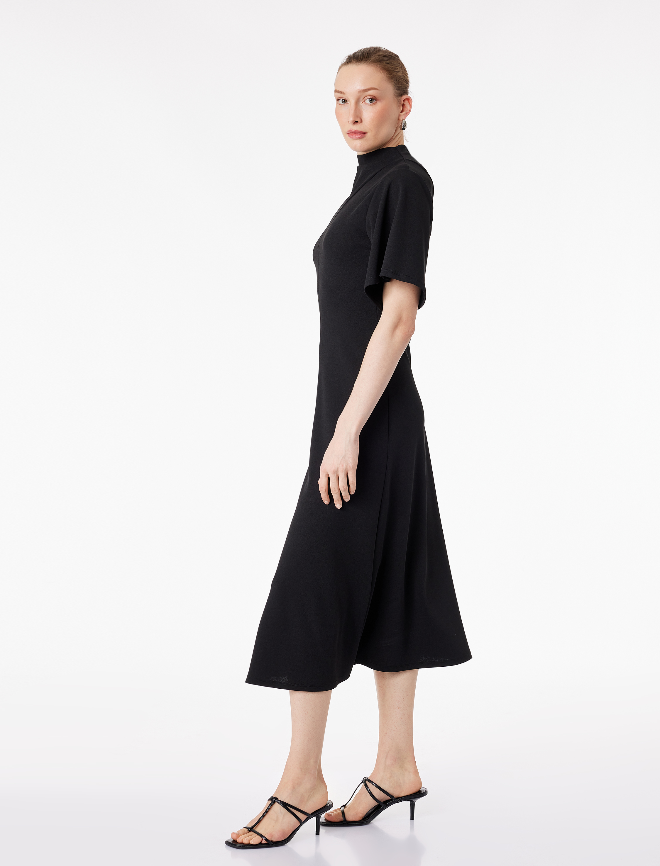   Krep Scuba Kumaş Kısa Yarasa Kollu Geniş Dik Yaka Uzun Elbise