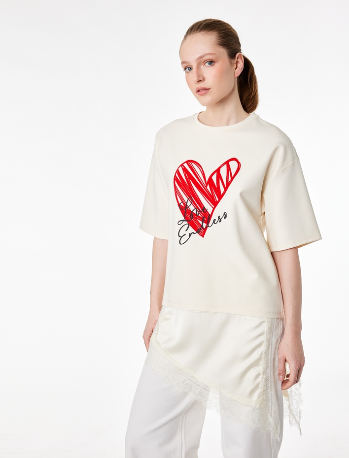  Dantel ve Saten Etek Ucu Detaylı Kısa Kollu Grafik Kalp Baskılı Tişört