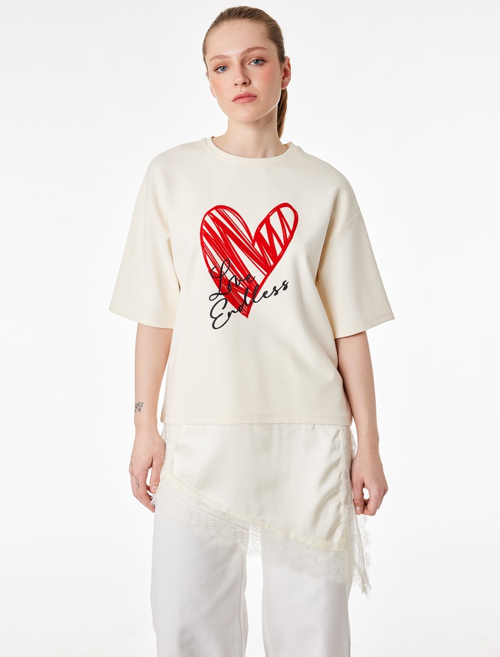  Dantel ve Saten Etek Ucu Detaylı Kısa Kollu Grafik Kalp Baskılı Tişört