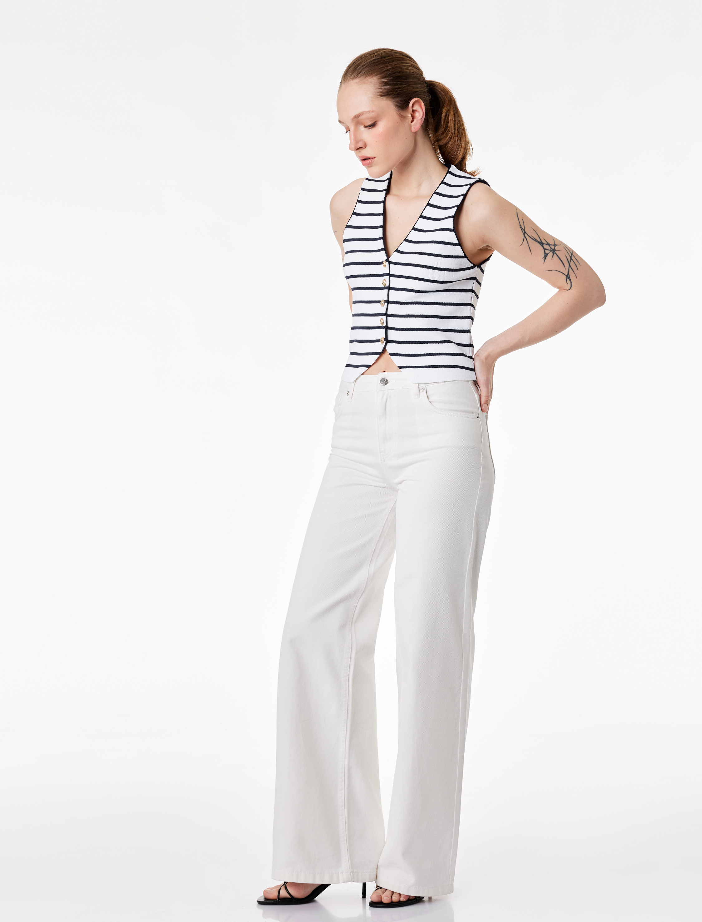   Gold Düğme Detaylı Çizgili Triko Yelek