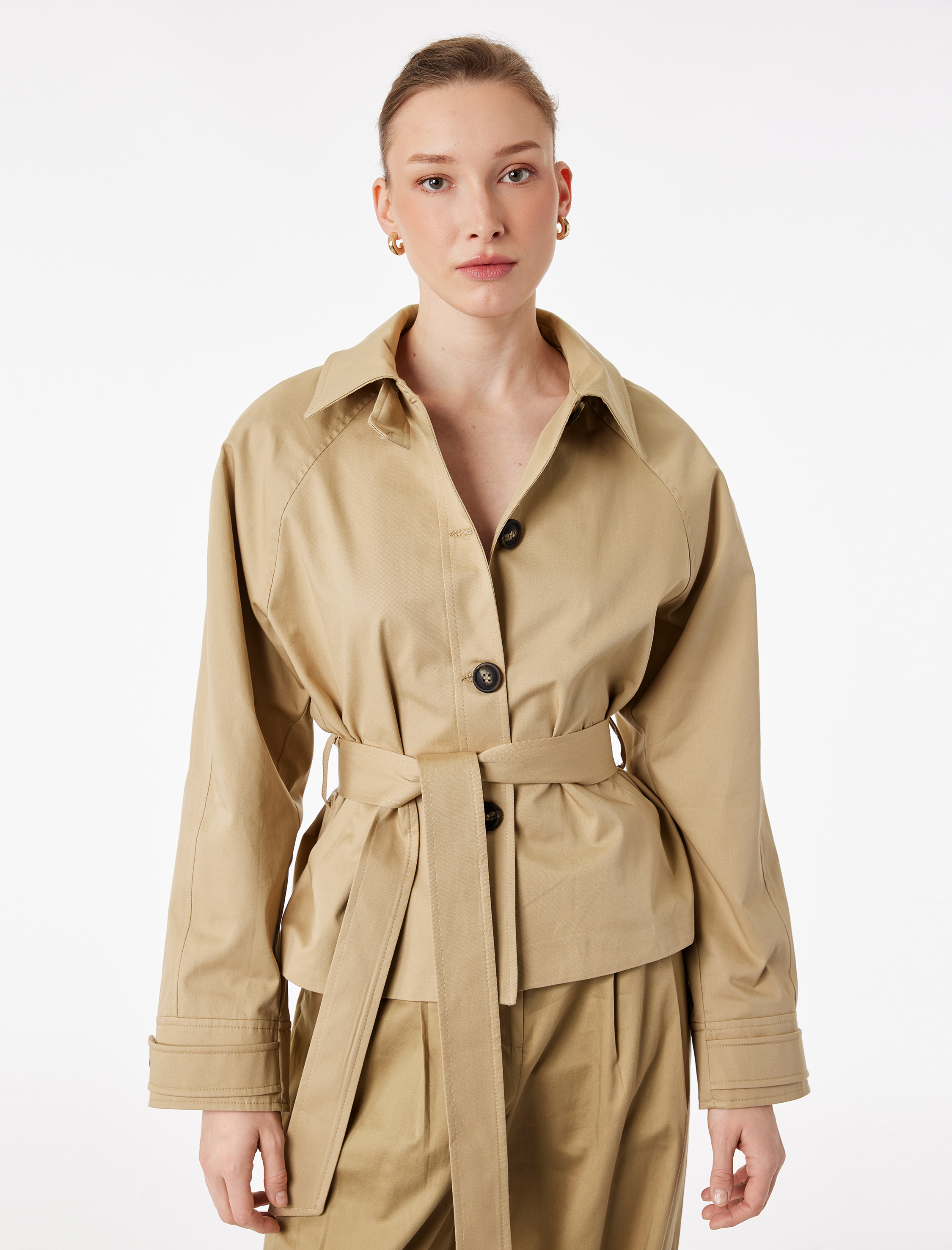   Uzun Kollu Düğmeli Cepli Kemerli Kısa Gabardin Trençkot