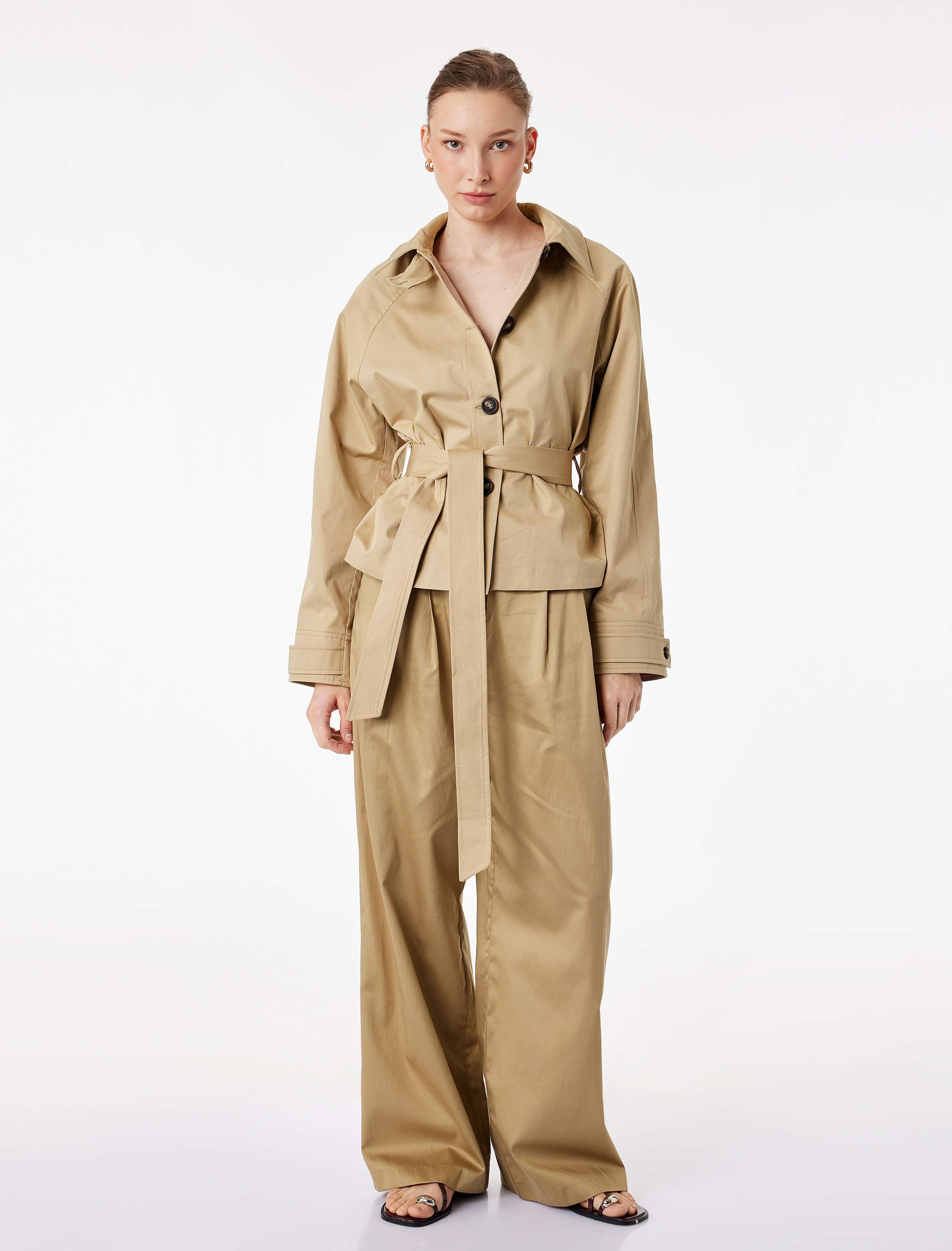   Uzun Kollu Düğmeli Cepli Kemerli Kısa Gabardin Trençkot