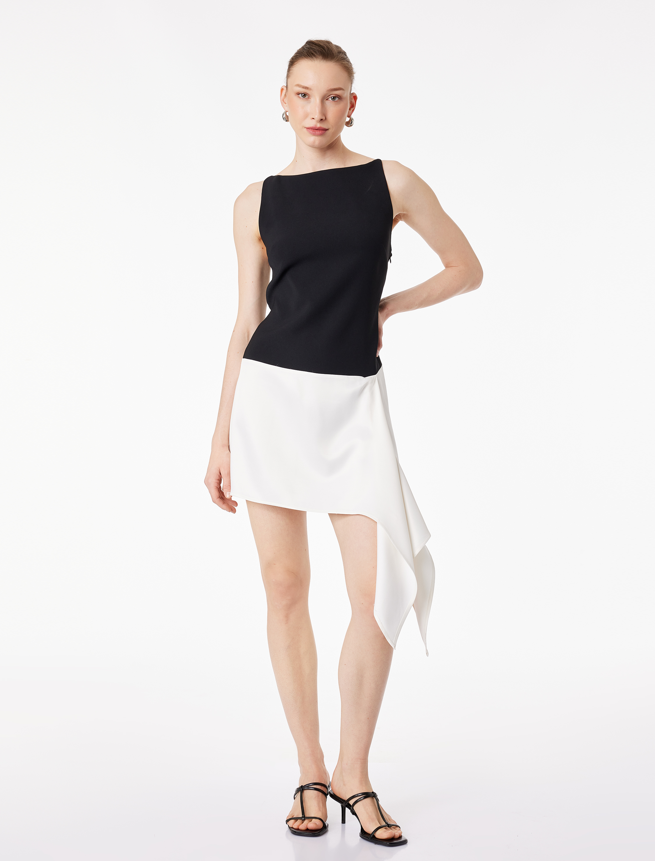   Asimetrik Kesim Renk Bloklu Kolsuz Kayık Yaka Mini Elbise