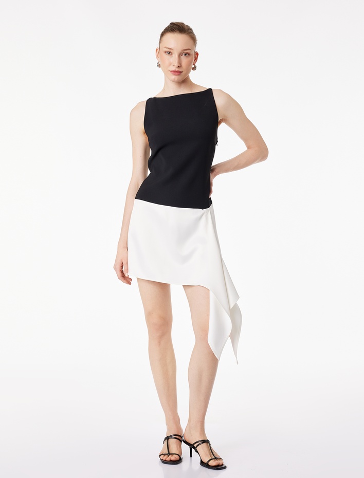  Asimetrik Kesim Renk Bloklu Kolsuz Kayık Yaka Mini Elbise