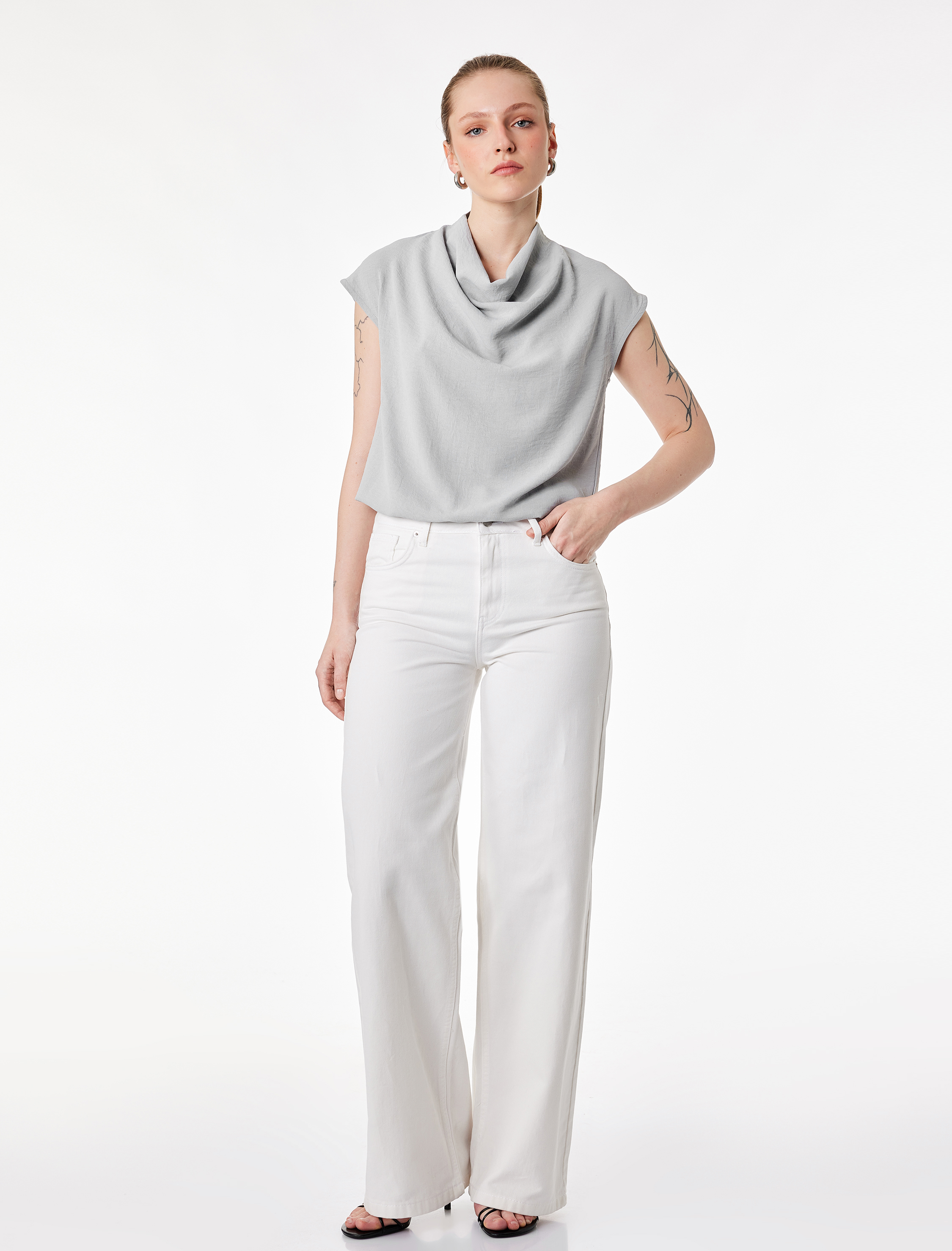   Aerobin Kumaş Dökümlü Yaka Kolsuz Bluz