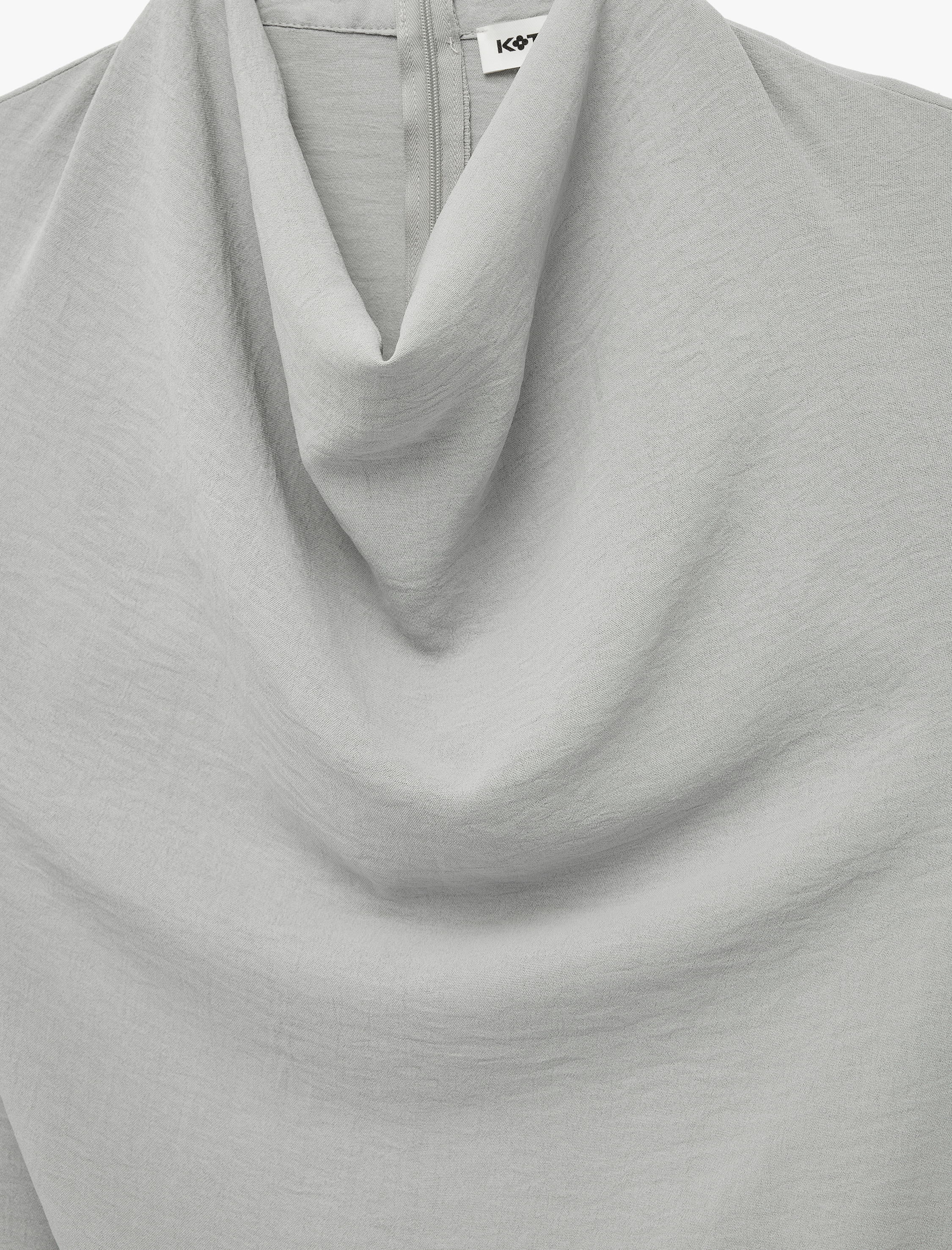   Aerobin Kumaş Dökümlü Yaka Kolsuz Bluz