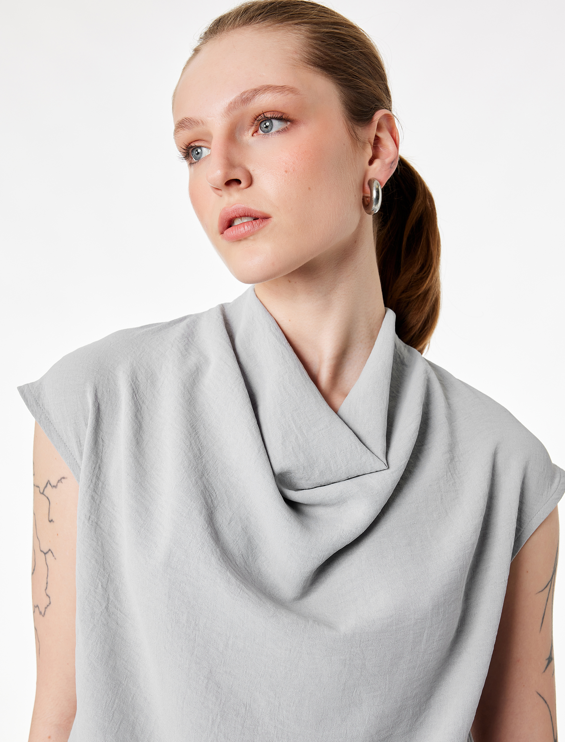   Aerobin Kumaş Dökümlü Yaka Kolsuz Bluz