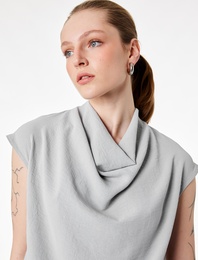 Aerobin Kumaş Dökümlü Yaka Kolsuz Bluz