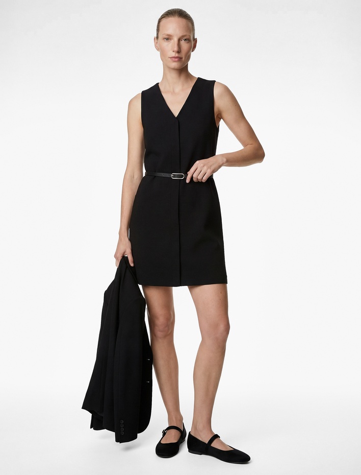  Kolsuz V Yaka Kemer Detaylı Mini Elbise