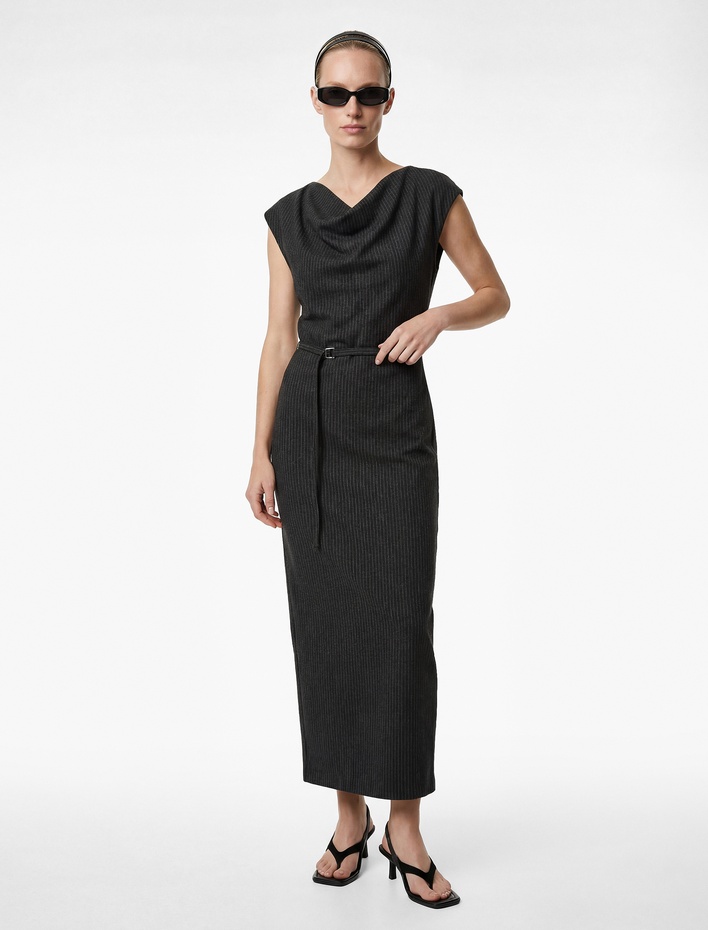  Slim Fit Parıltılı Kolsuz Kemerli Degaje Yaka Midi Elbise